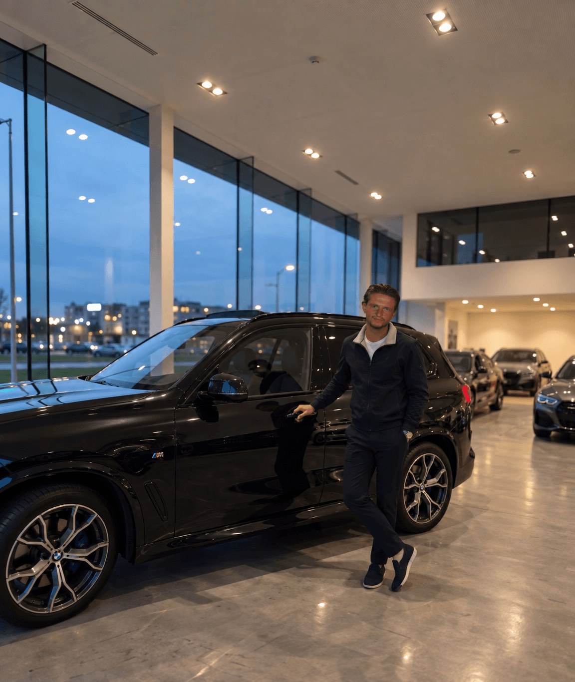 Jimi Gaillard bij een BMW X5 M in de showroom